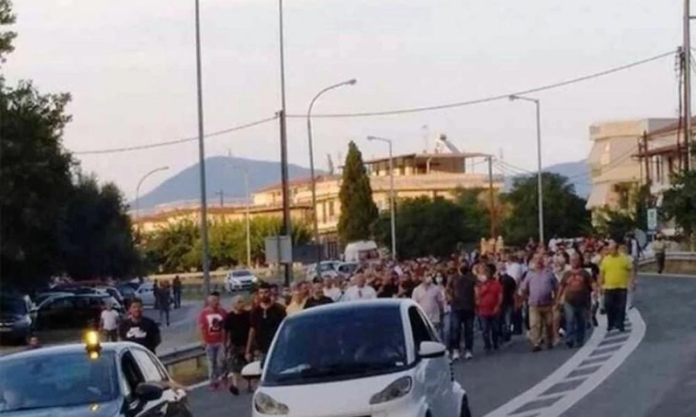 Καμένα Βούρλα: Διαμαρτυρία κατά μεταναστών - Έκλεισαν την εθνική οδό